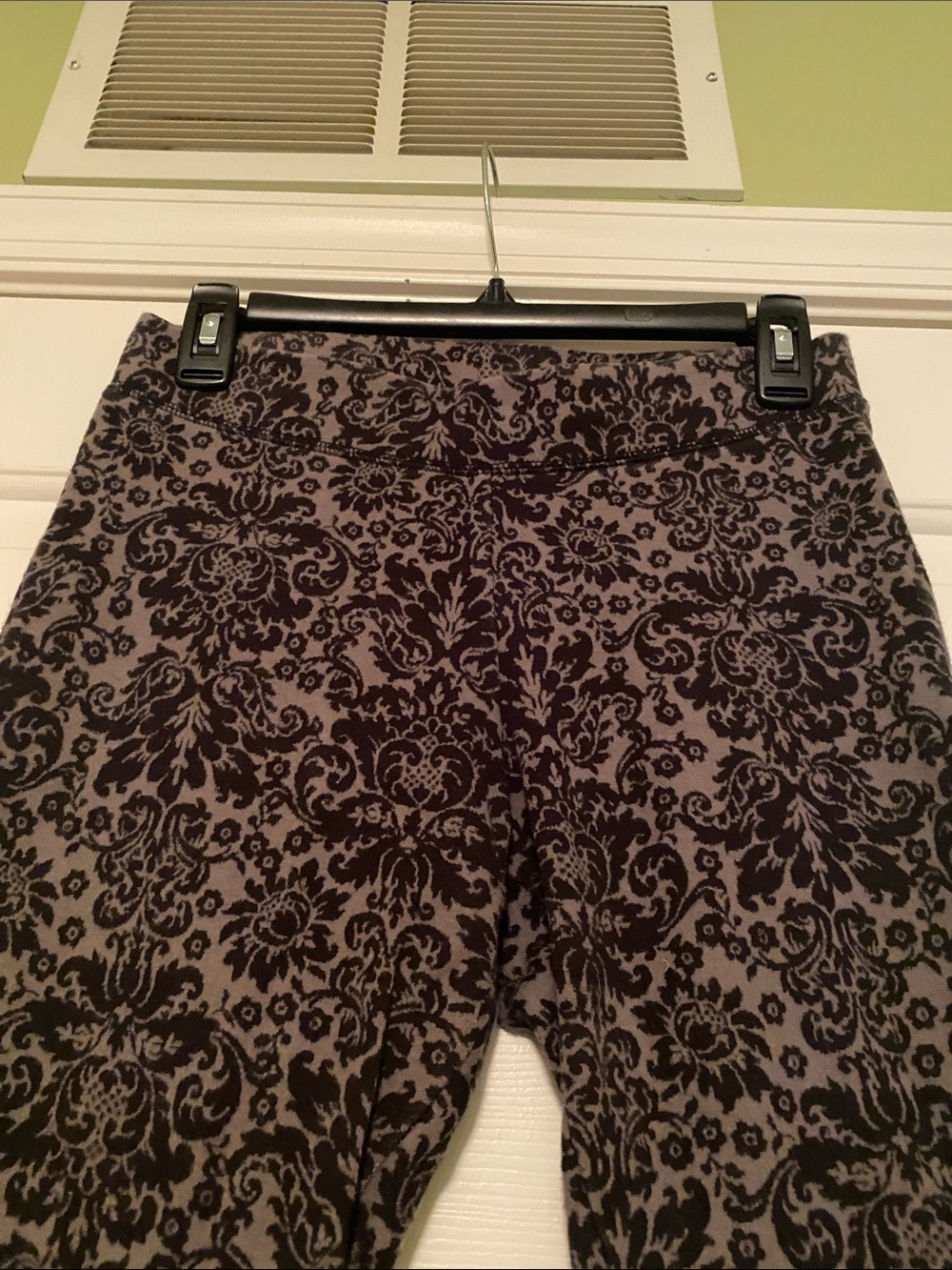aerie Black and Gray Damask Print Leggings - size Medium